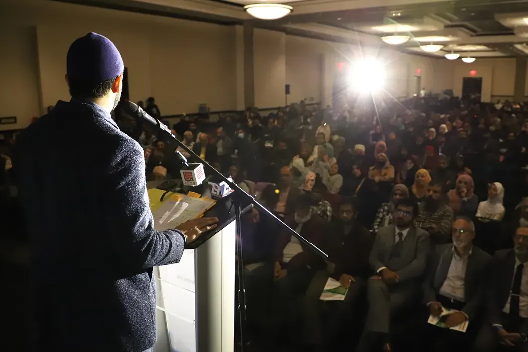 Shaykh Hammad Mustafa addressing a full Al-Rahma conference audience